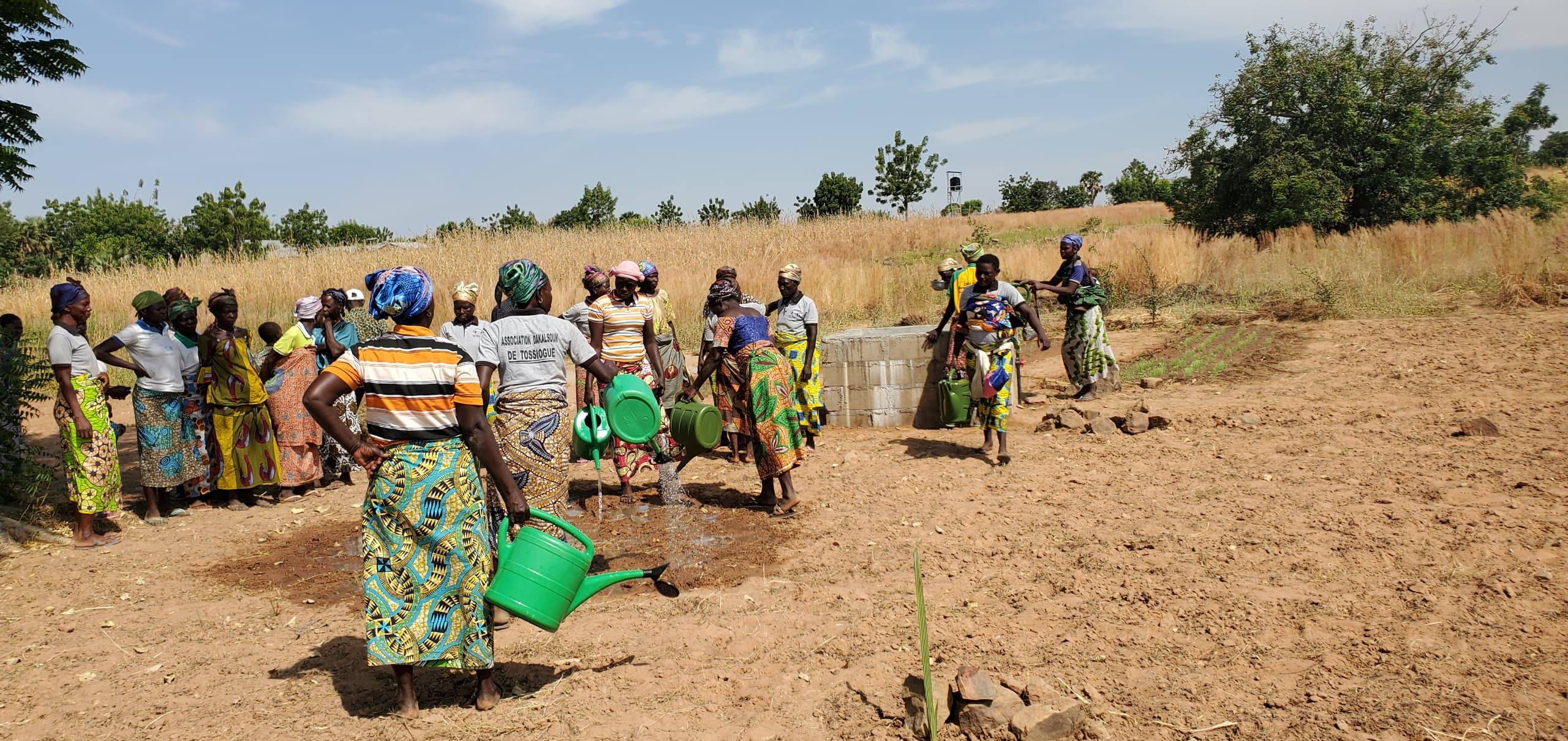 Peut être une image de moto, moto tout terrain et texte
